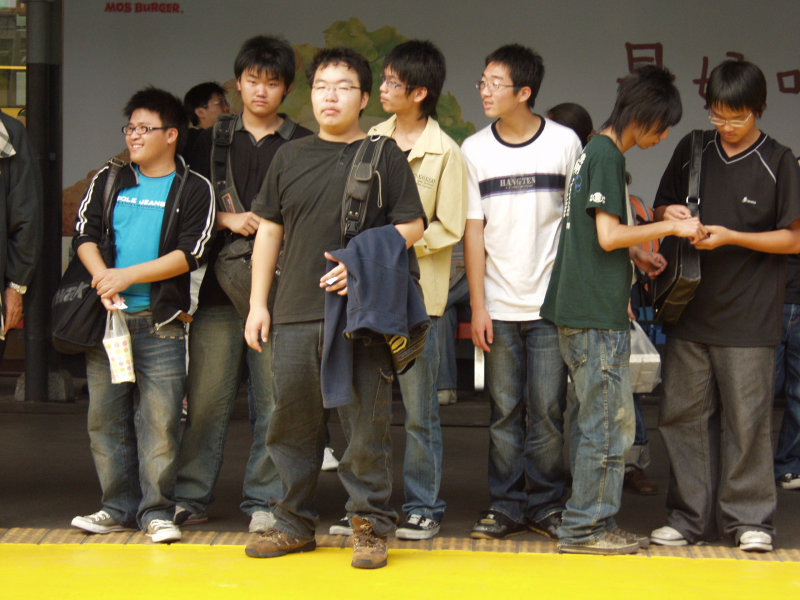 台灣鐵路旅遊攝影台中火車站月台交談的旅客2006攝影照片405