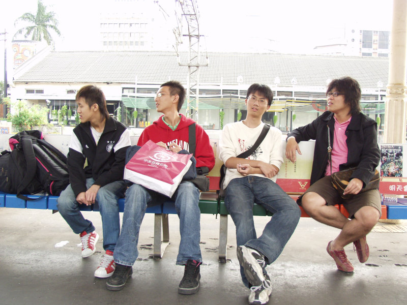 台灣鐵路旅遊攝影台中火車站月台交談的旅客2006攝影照片406