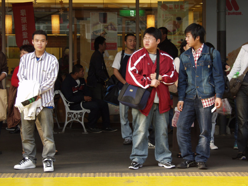 台灣鐵路旅遊攝影台中火車站月台交談的旅客2006攝影照片407