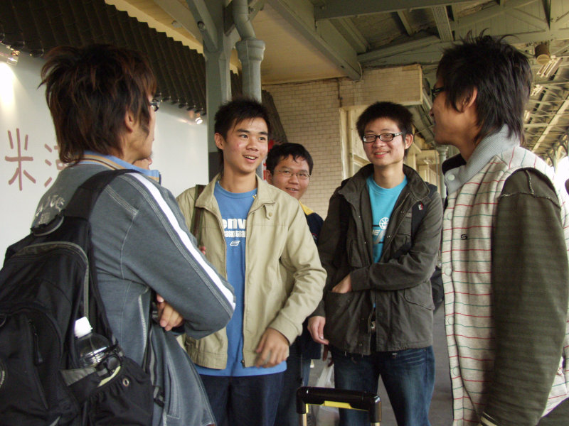 台灣鐵路旅遊攝影台中火車站月台交談的旅客2006攝影照片410