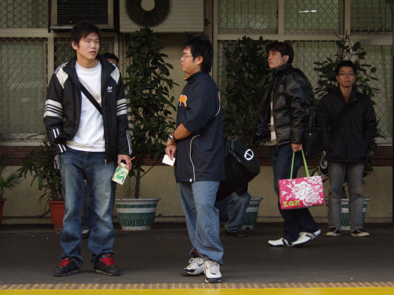 台灣鐵路旅遊攝影台中火車站月台交談的旅客2006攝影照片411