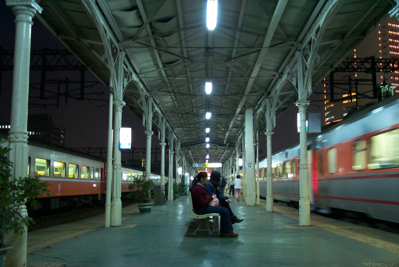 台灣鐵路旅遊攝影台中火車站月台夜景2000-01-23攝影照片3