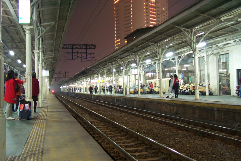 台灣鐵路旅遊攝影台中火車站月台夜景2000-01-23攝影照片4