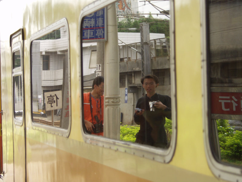台灣鐵路旅遊攝影台中火車站月台旅客2002年攝影照片4