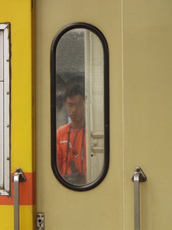 台灣鐵路旅遊攝影台中火車站月台旅客2002年攝影照片5