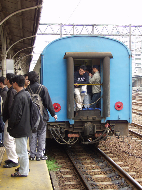 台灣鐵路旅遊攝影台中火車站月台旅客2002年攝影照片9