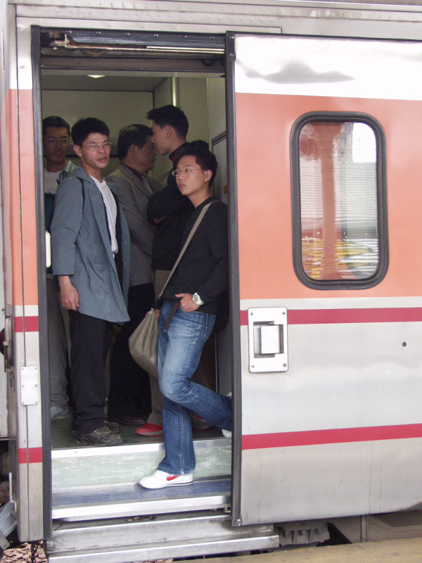 台灣鐵路旅遊攝影台中火車站月台旅客2002年攝影照片11