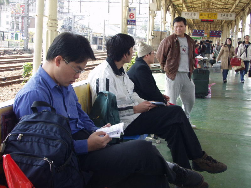 台灣鐵路旅遊攝影台中火車站月台旅客2002年攝影照片15