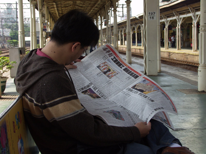 台灣鐵路旅遊攝影台中火車站月台旅客2002年攝影照片17