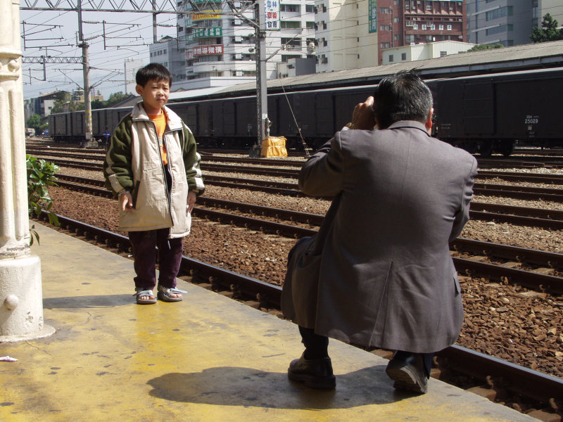 台灣鐵路旅遊攝影台中火車站月台旅客2002年攝影照片19