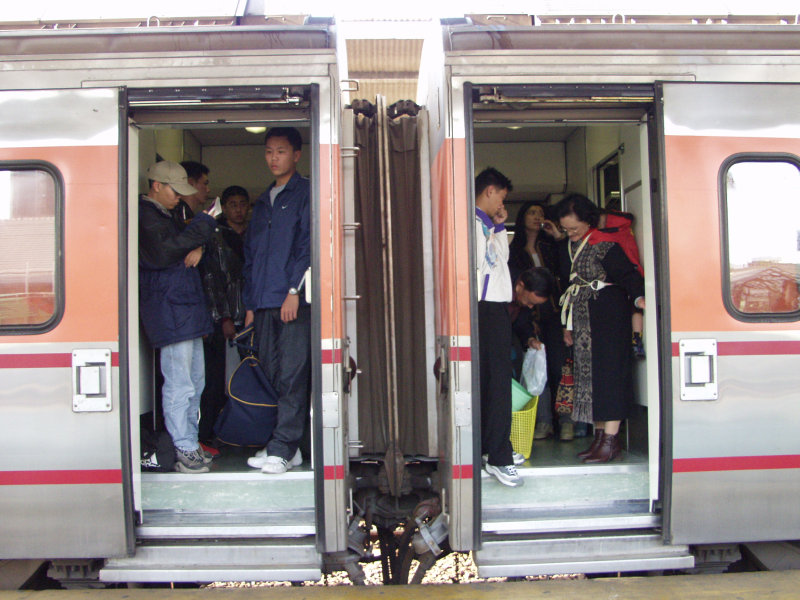 台灣鐵路旅遊攝影台中火車站月台旅客2002年攝影照片24