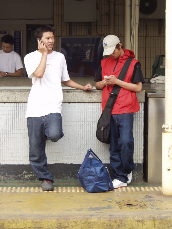 台灣鐵路旅遊攝影台中火車站月台旅客2002年攝影照片28