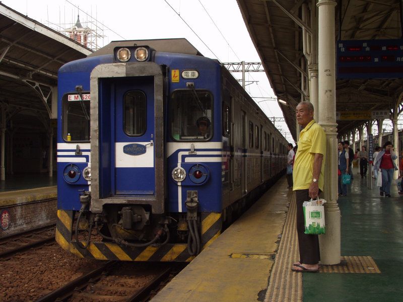 台灣鐵路旅遊攝影台中火車站月台旅客2002年攝影照片30