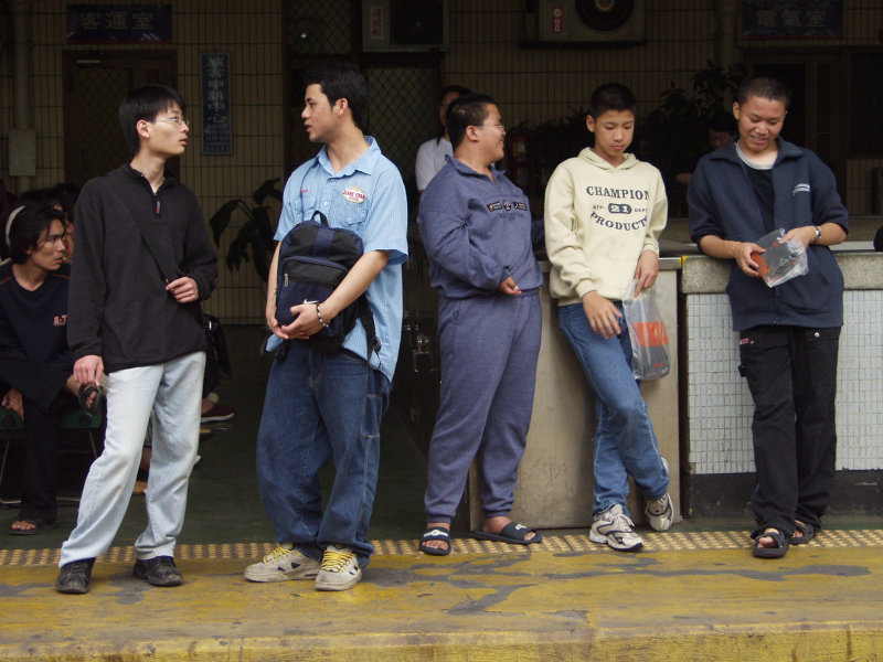 台灣鐵路旅遊攝影台中火車站月台旅客2002年攝影照片41