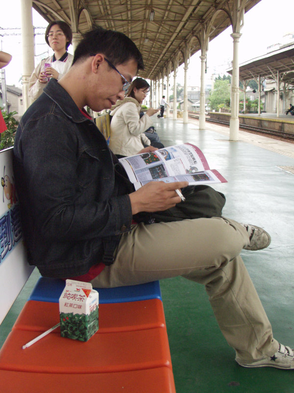 台灣鐵路旅遊攝影台中火車站月台旅客2002年攝影照片44