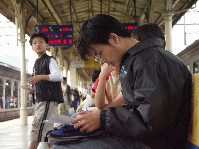 台灣鐵路旅遊攝影台中火車站月台旅客2002年攝影照片47