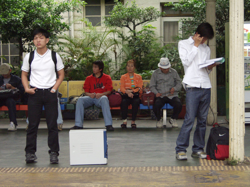 台灣鐵路旅遊攝影台中火車站月台旅客2002年攝影照片48
