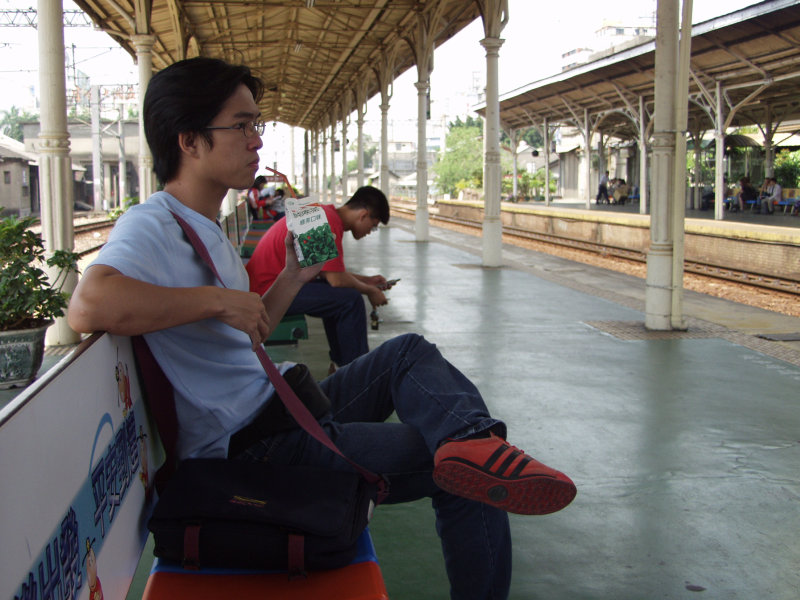 台灣鐵路旅遊攝影台中火車站月台旅客2002年攝影照片57