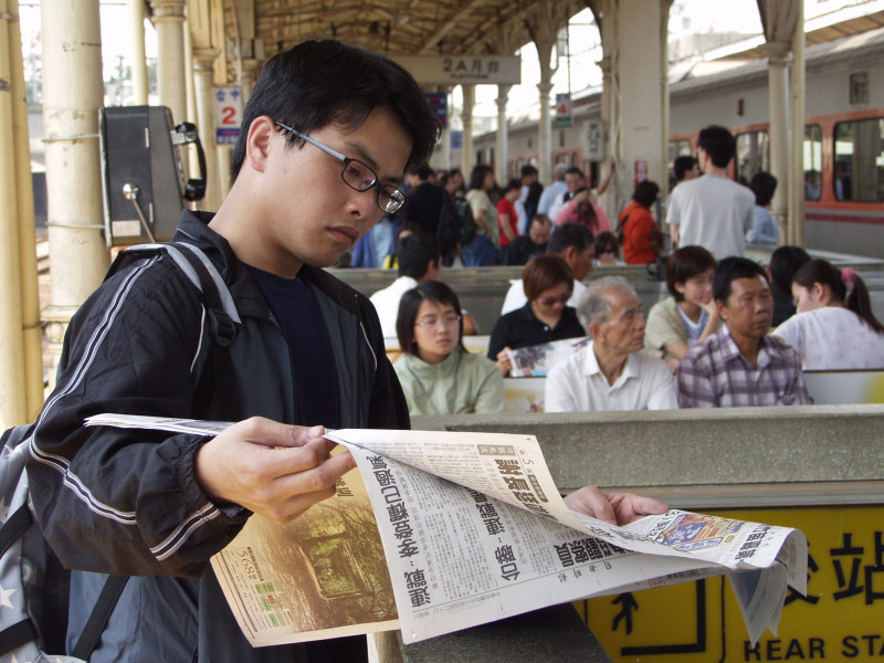 台灣鐵路旅遊攝影台中火車站月台旅客2002年攝影照片59