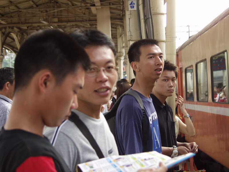 台灣鐵路旅遊攝影台中火車站月台旅客2002年攝影照片65