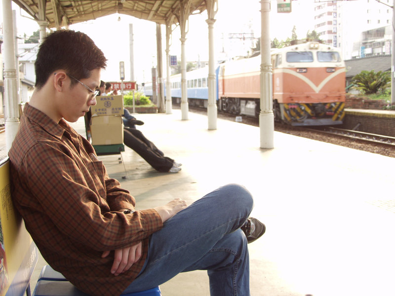 台灣鐵路旅遊攝影台中火車站月台旅客2002年攝影照片73