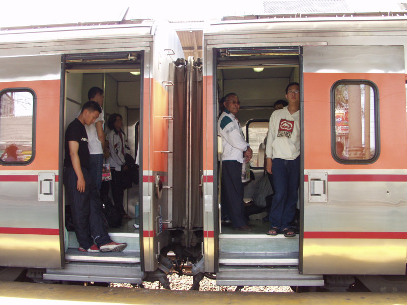台灣鐵路旅遊攝影台中火車站月台旅客2002年攝影照片94
