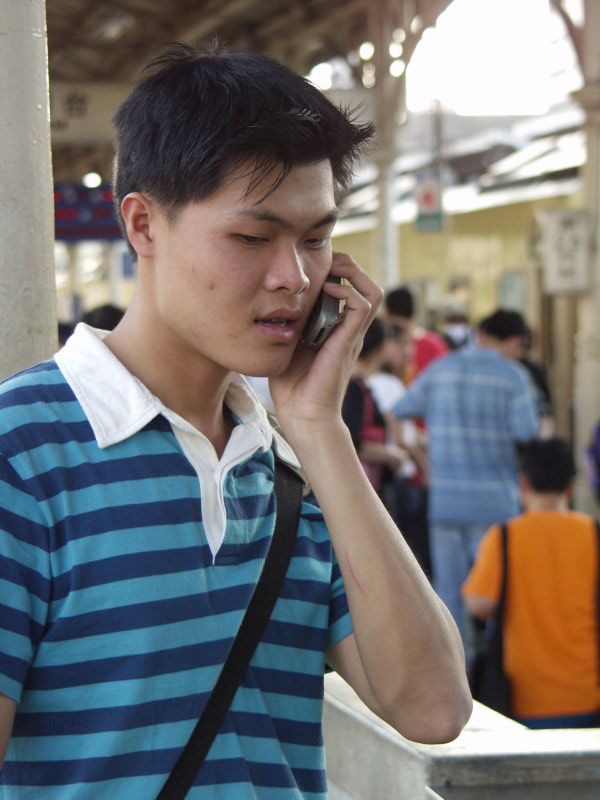 台灣鐵路旅遊攝影台中火車站月台旅客2002年攝影照片100