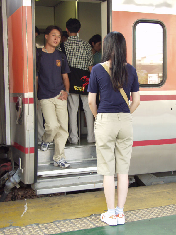 台灣鐵路旅遊攝影台中火車站月台旅客2002年攝影照片103