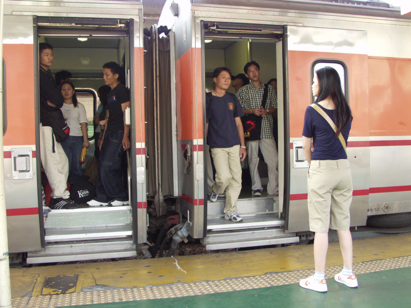 台灣鐵路旅遊攝影台中火車站月台旅客2002年攝影照片104