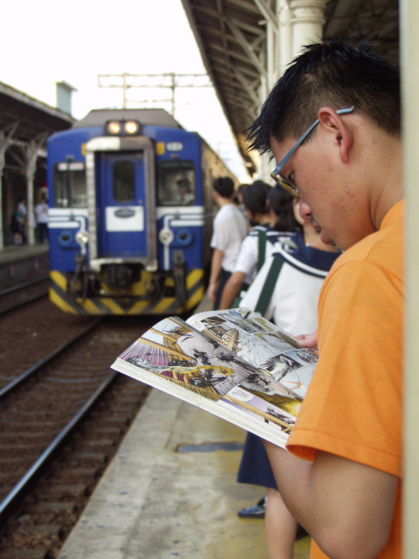 台灣鐵路旅遊攝影台中火車站月台旅客2002年攝影照片109