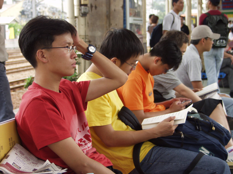 台灣鐵路旅遊攝影台中火車站月台旅客2002年攝影照片117