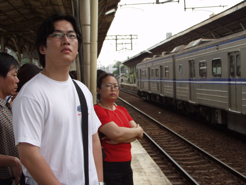 台灣鐵路旅遊攝影台中火車站月台旅客2002年攝影照片125