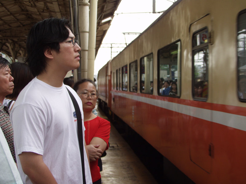台灣鐵路旅遊攝影台中火車站月台旅客2002年攝影照片126