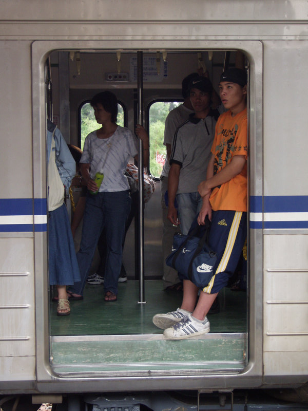 台灣鐵路旅遊攝影台中火車站月台旅客2002年攝影照片142