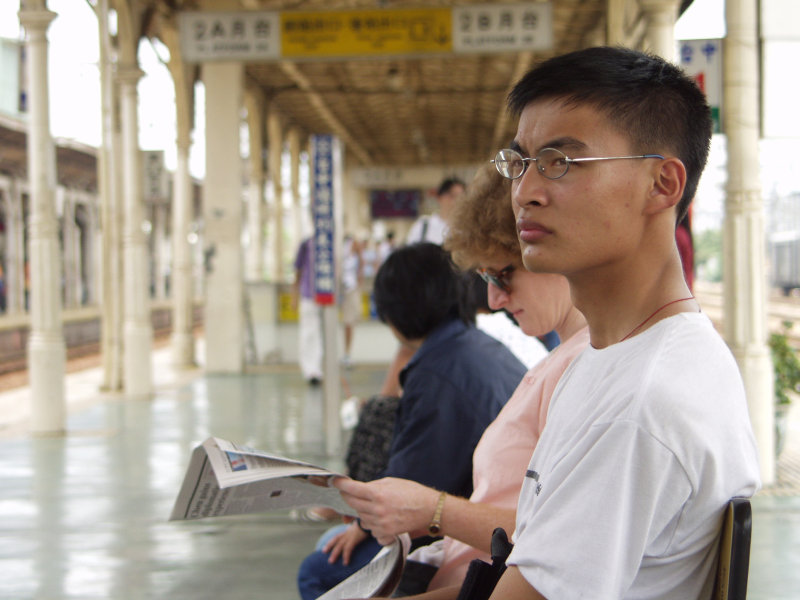台灣鐵路旅遊攝影台中火車站月台旅客2002年攝影照片150