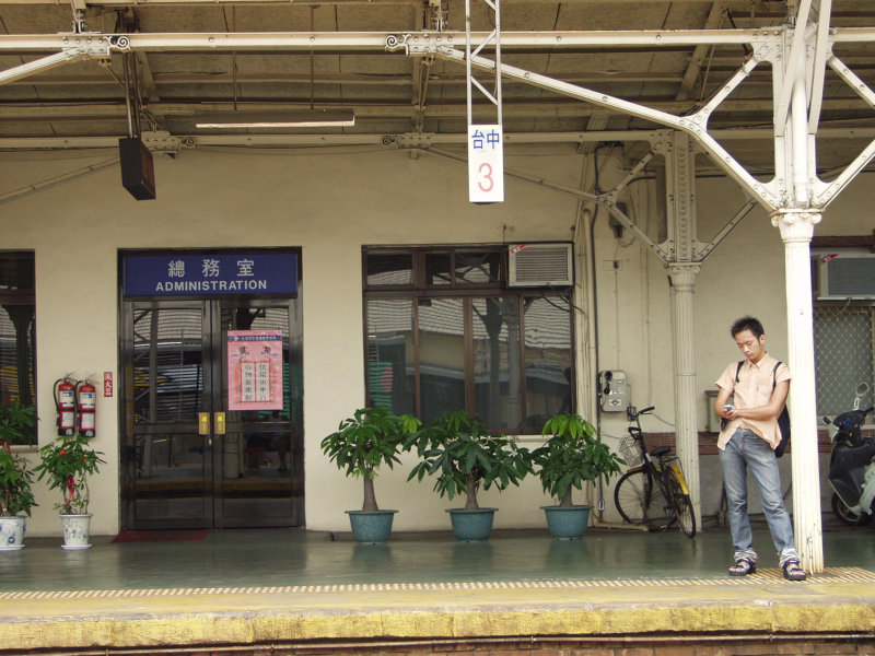 台灣鐵路旅遊攝影台中火車站月台旅客2002年攝影照片152