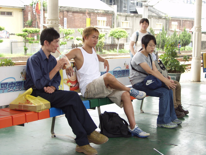 台灣鐵路旅遊攝影台中火車站月台旅客2002年攝影照片153