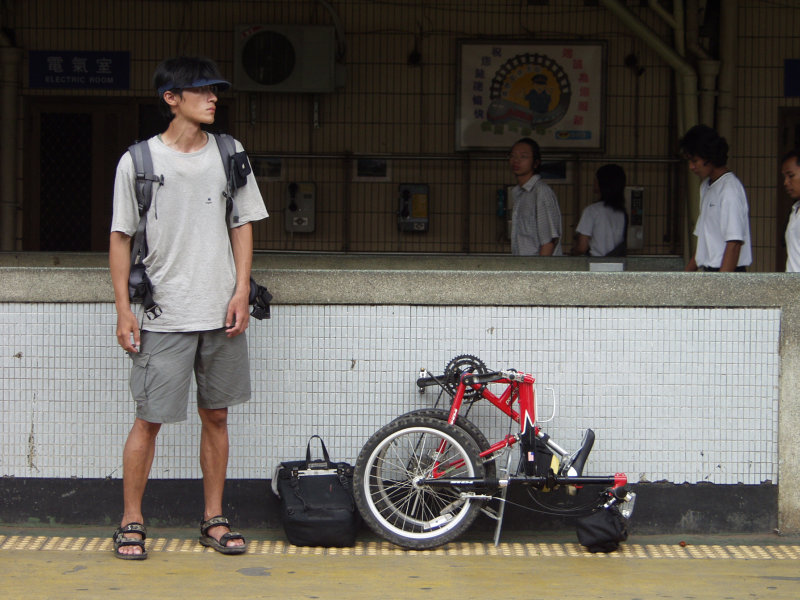 台灣鐵路旅遊攝影台中火車站月台旅客2002年攝影照片156
