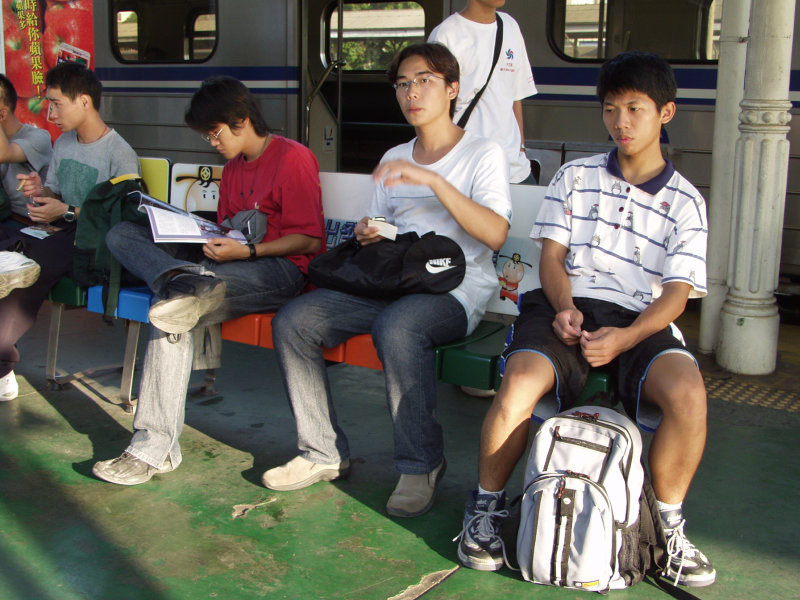 台灣鐵路旅遊攝影台中火車站月台旅客2002年攝影照片177
