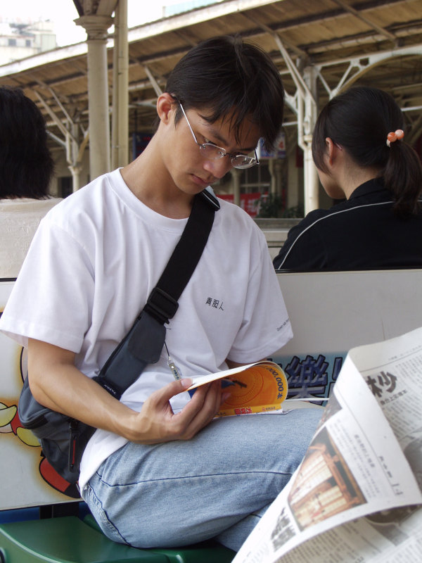 台灣鐵路旅遊攝影台中火車站月台旅客2002年攝影照片184