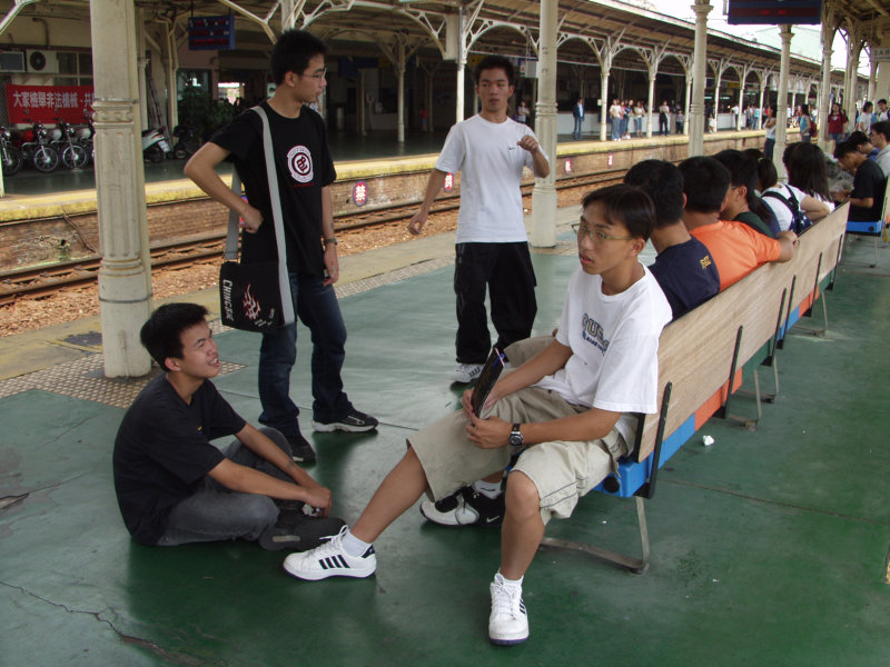 台灣鐵路旅遊攝影台中火車站月台旅客2002年攝影照片185