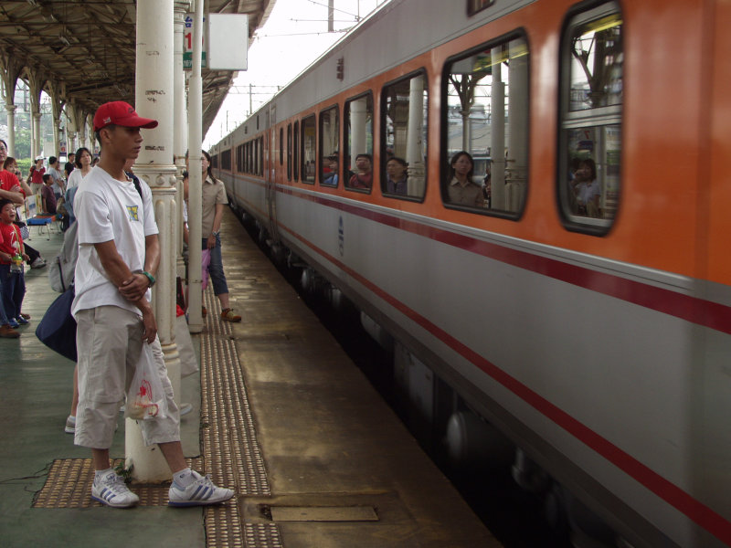 台灣鐵路旅遊攝影台中火車站月台旅客2002年攝影照片189
