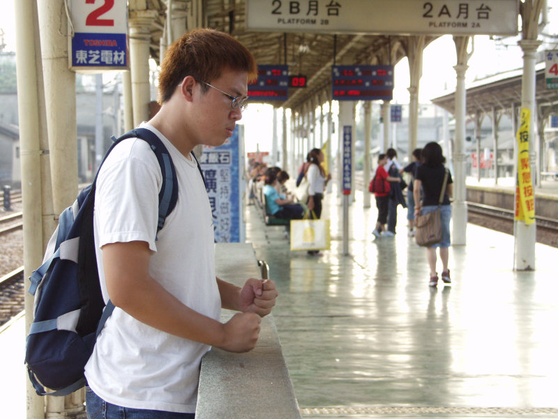 台灣鐵路旅遊攝影台中火車站月台旅客2002年攝影照片195