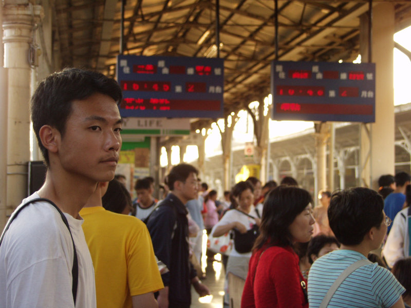 台灣鐵路旅遊攝影台中火車站月台旅客2002年攝影照片204