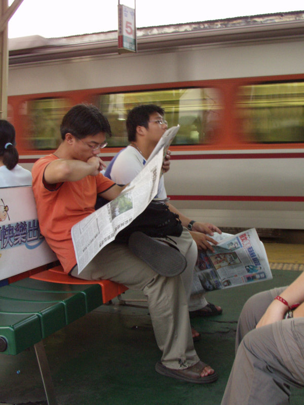 台灣鐵路旅遊攝影台中火車站月台旅客2002年攝影照片211