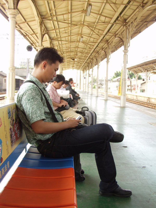 台灣鐵路旅遊攝影台中火車站月台旅客2002年攝影照片217