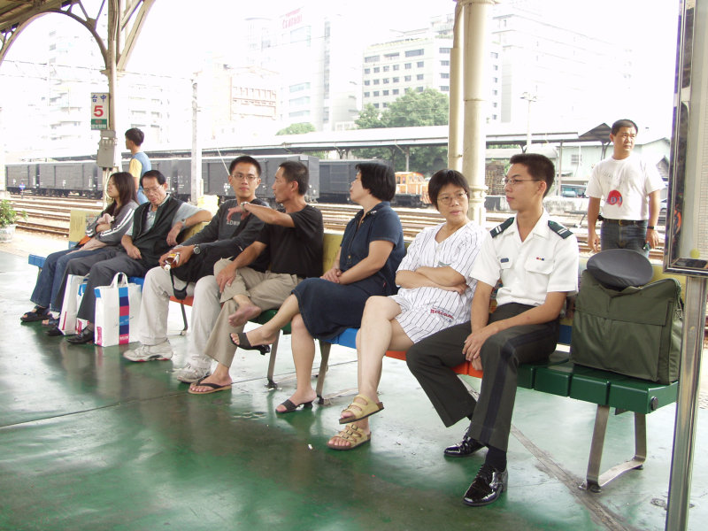 台灣鐵路旅遊攝影台中火車站月台旅客2002年攝影照片228
