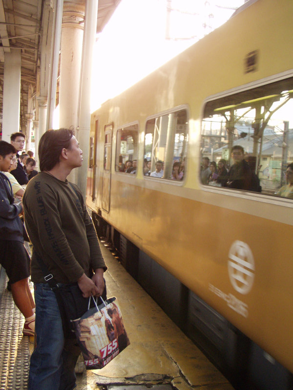 台灣鐵路旅遊攝影台中火車站月台旅客2002年攝影照片241