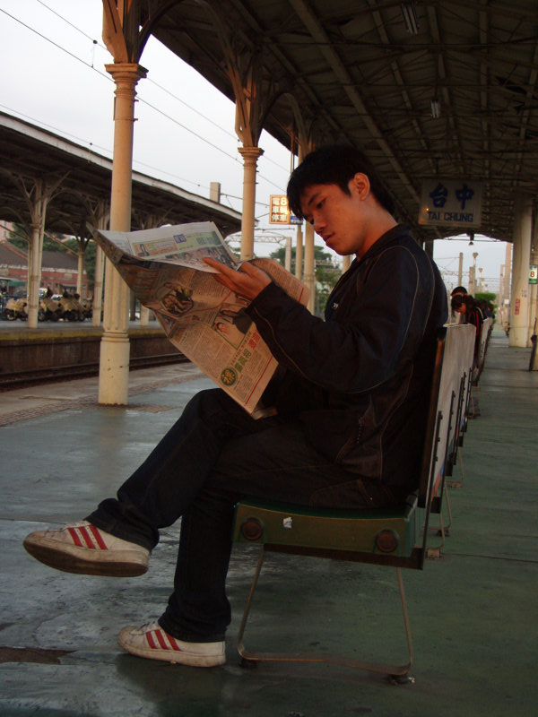 台灣鐵路旅遊攝影台中火車站月台旅客2002年攝影照片244