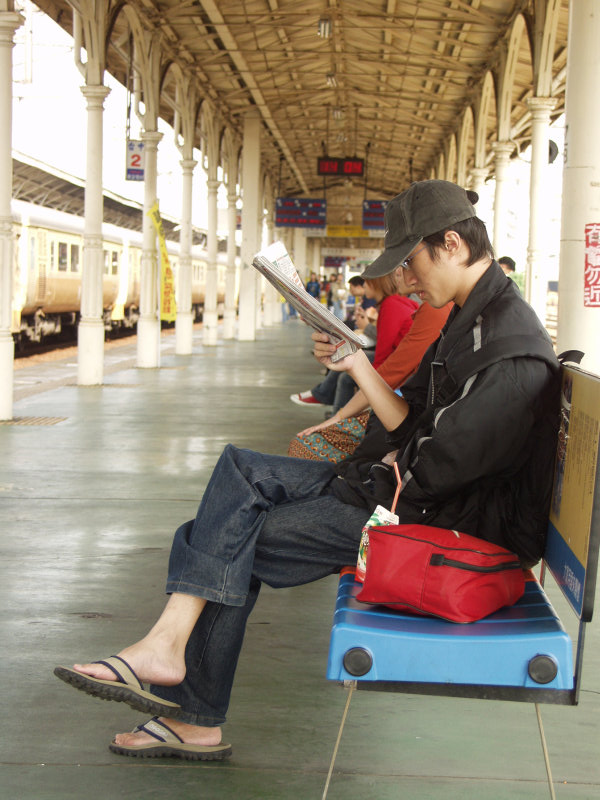 台灣鐵路旅遊攝影台中火車站月台旅客2002年攝影照片246